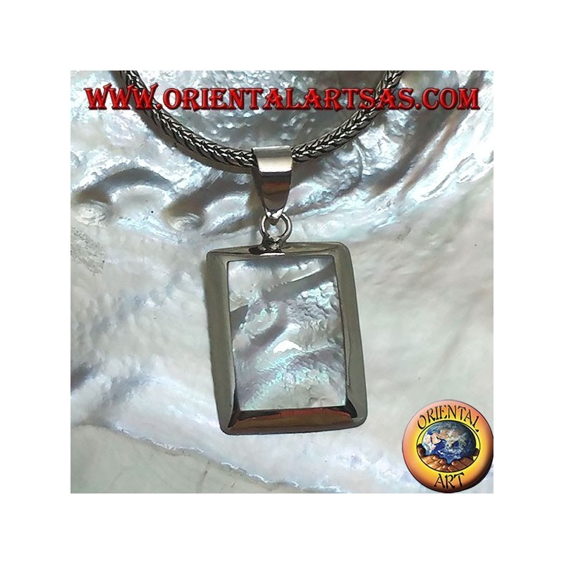 Pendentif en argent avec nacre rectangulaire sur un sertissage lisse et indispensable