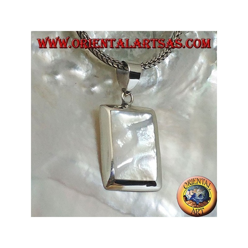 Colgante de plata con nácar rectangular en un entorno liso y esencial.