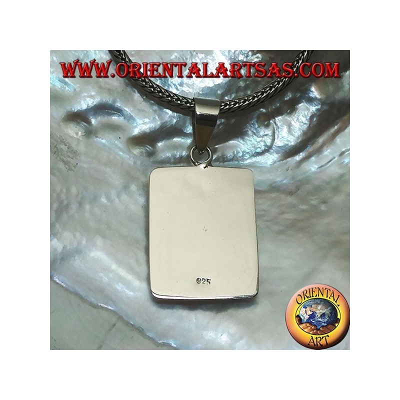 Colgante de plata con nácar rectangular en un entorno liso y esencial.