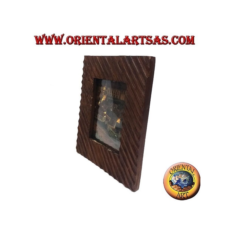 Marco de fotos con líneas oblicuas grabadas en madera de pino 30 x 26 cm.