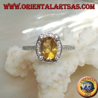 Anillo de plata con topacio amarillo natural ovalado rodeado de circonita cúbica y con cuatro circonitas en relieve