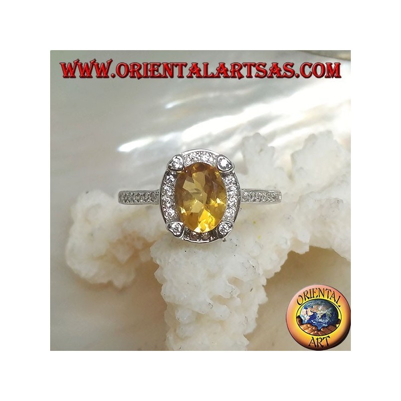 Anillo de plata con topacio amarillo natural ovalado rodeado de circonita cúbica y con cuatro circonitas en relieve