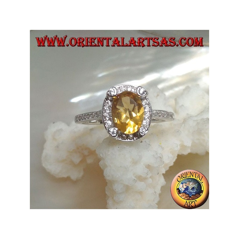 Anello in argento con topazio giallo naturale ovale contornato da zirconi e con quattro zirconi in rilievo