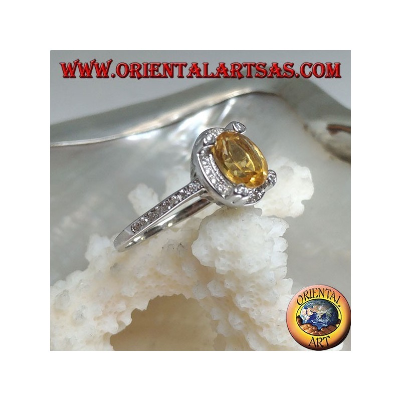 Bague en argent avec topaze jaune naturelle ovale entourée de zircone cubique et avec quatre zircones cubiques en relief