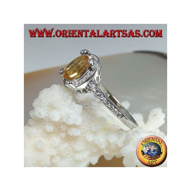 Anillo de plata con topacio amarillo natural ovalado rodeado de circonita cúbica y con cuatro circonitas en relieve