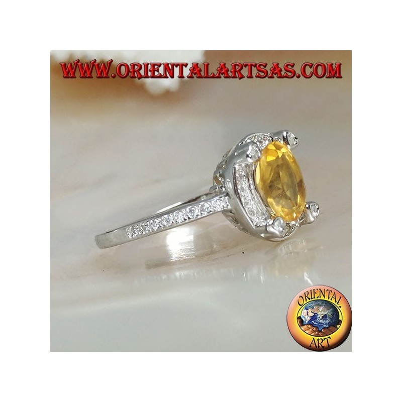 Anello in argento con topazio giallo naturale ovale contornato da zirconi e con quattro zirconi in rilievo