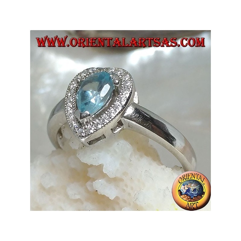 Anillo de plata con topacio azul natural engastado rodeado de circonitas