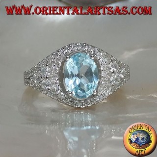 Anello in argento con topazio azzurro naturale ovale su montatura tempestata di zirconi e tre tondi sui lati