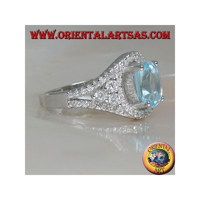 Silberring mit ovalem naturblauem Topas auf einem mit Zirkon besetzten Rahmen und drei Runden an den Seiten