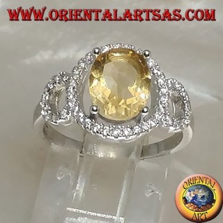 Anello in argento con topazio giallo naturale ovale incastonato su montatura a tre cerchi di zirconi