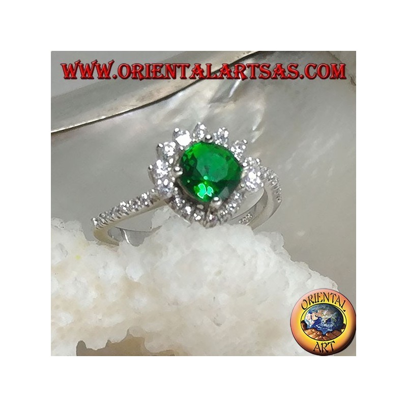 Bague en argent avec émeraude synthétique ronde sertie de petits et grands zircons