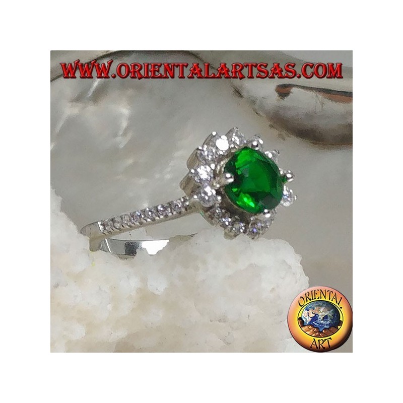 Anillo de plata con esmeralda sintética redonda engastada con circonitas pequeñas y grandes.