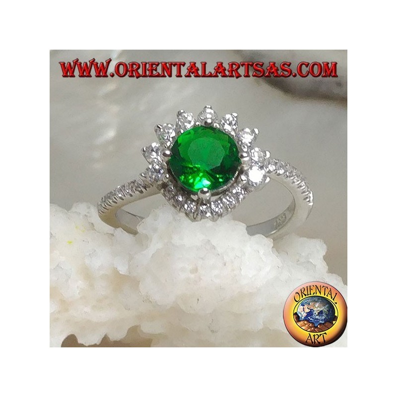 Bague en argent avec émeraude synthétique ronde sertie de petits et grands zircons