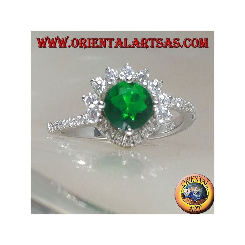 Bague en argent avec émeraude synthétique ronde sertie de petits et grands zircons
