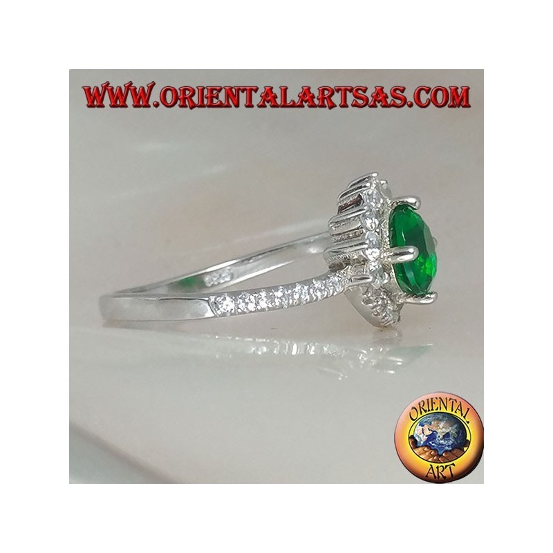 Anello in argento con smeraldo sintetico tondo incastonato contornato da zirconi piccoli e grandi