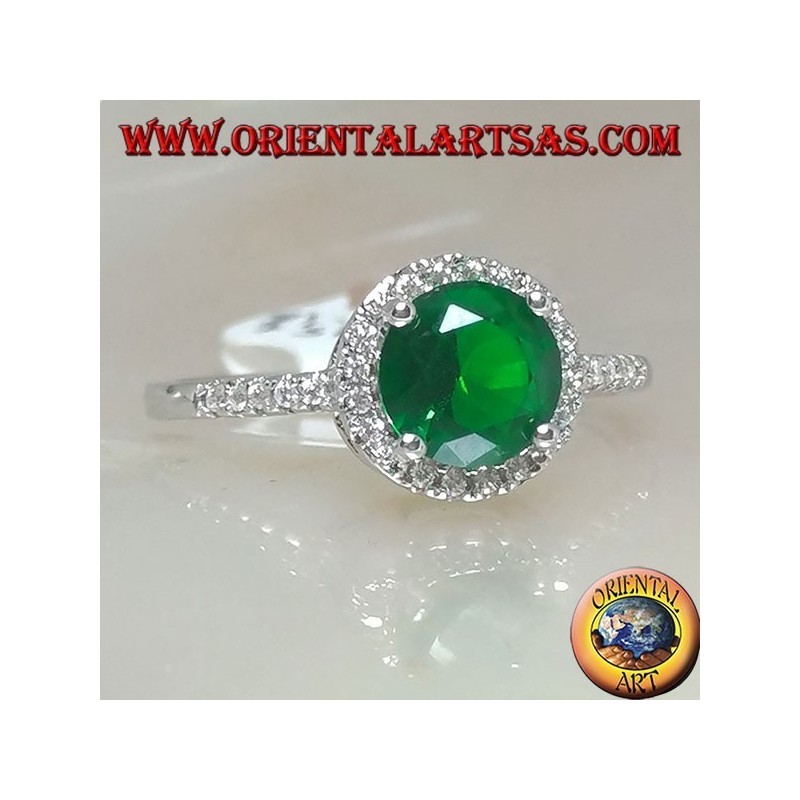 Anello in argento con smeraldo sintetico tondo incastonato contornato da zirconi 