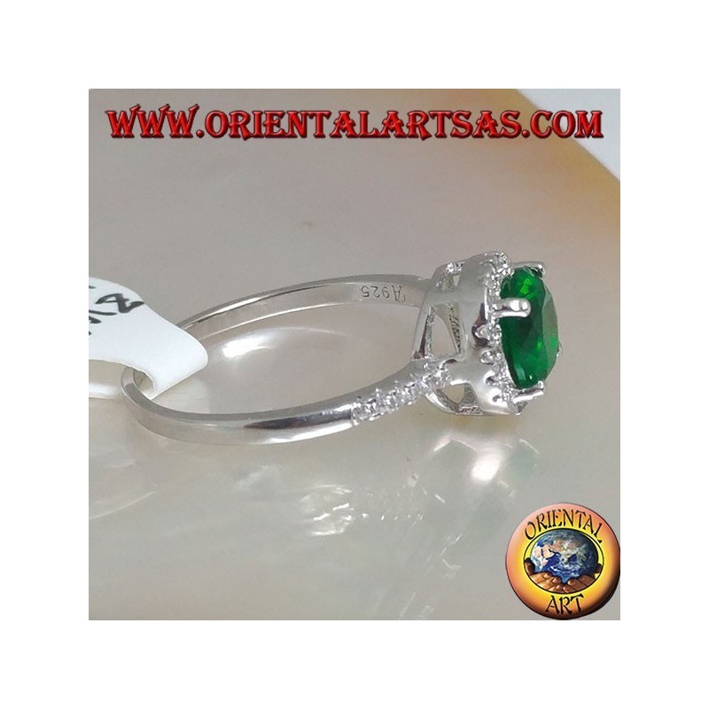 Anello in argento con smeraldo sintetico tondo incastonato contornato da zirconi