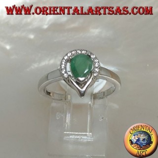 Anello in argento con smeraldo naturale a goccia contornato da un semicerchio di zirconi