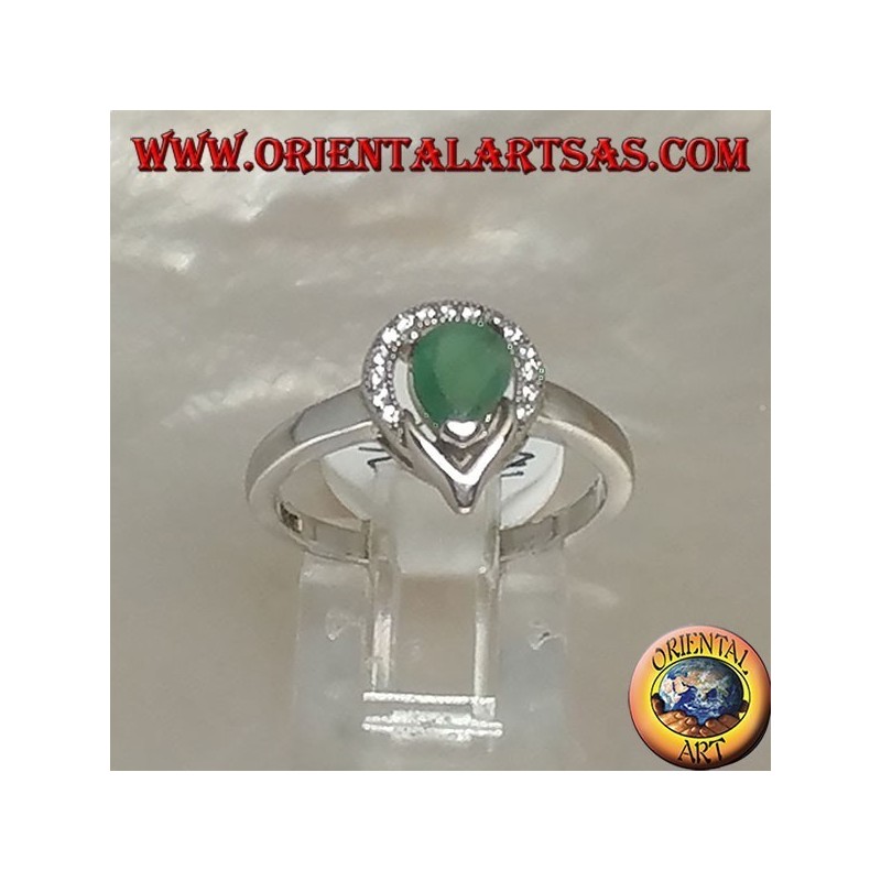 Bague en argent avec émeraude goutte naturelle entourée d'un demi-cercle de zircons