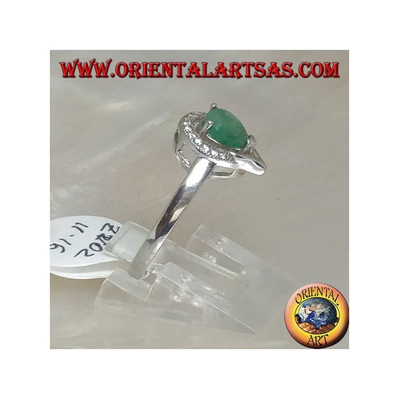 Anello in argento con smeraldo naturale a goccia contornato da un semicerchio di zirconi