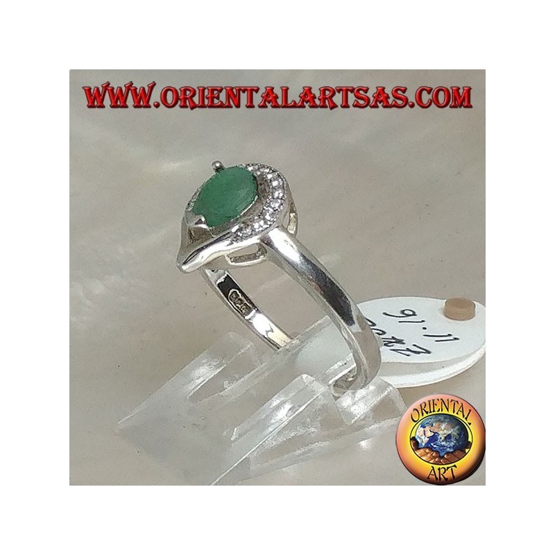Anello in argento con smeraldo naturale a goccia contornato da un semicerchio di zirconi