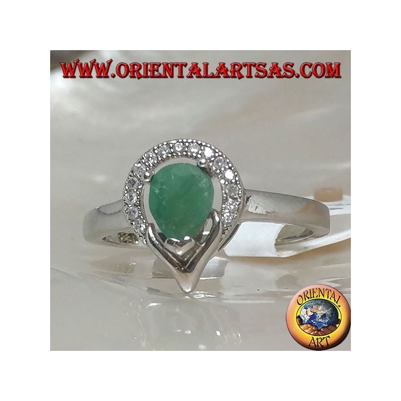 Anillo de plata con esmeralda natural rodeada por un semicírculo de circonitas