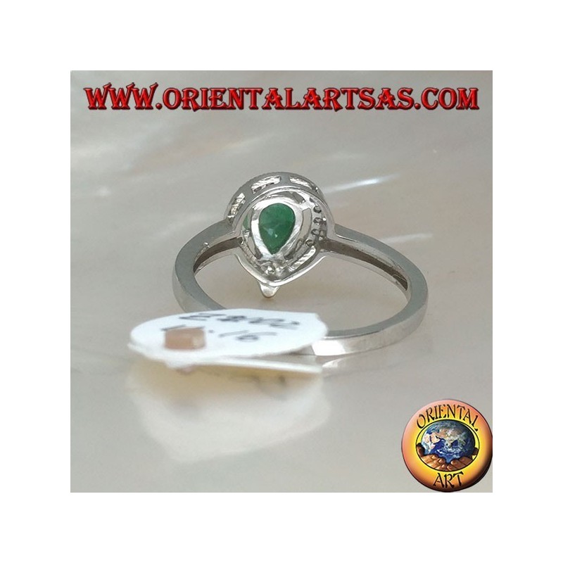 Anello in argento con smeraldo naturale a goccia contornato da un semicerchio di zirconi