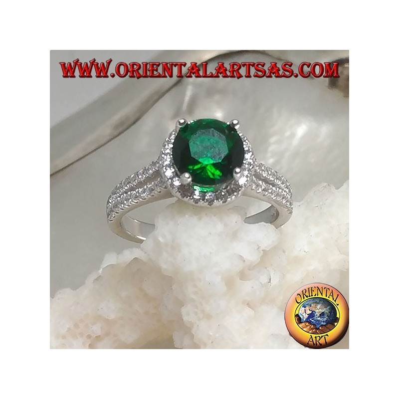 Bague en argent avec émeraude synthétique ronde sertie de zircons en relief
