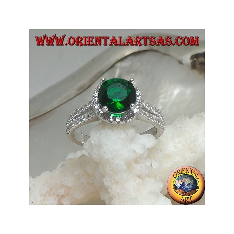 Bague en argent avec émeraude synthétique ronde sertie de zircons en relief