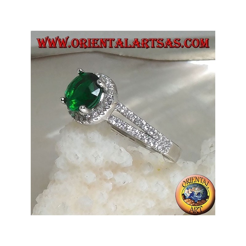 Bague en argent avec émeraude synthétique ronde sertie de zircons en relief