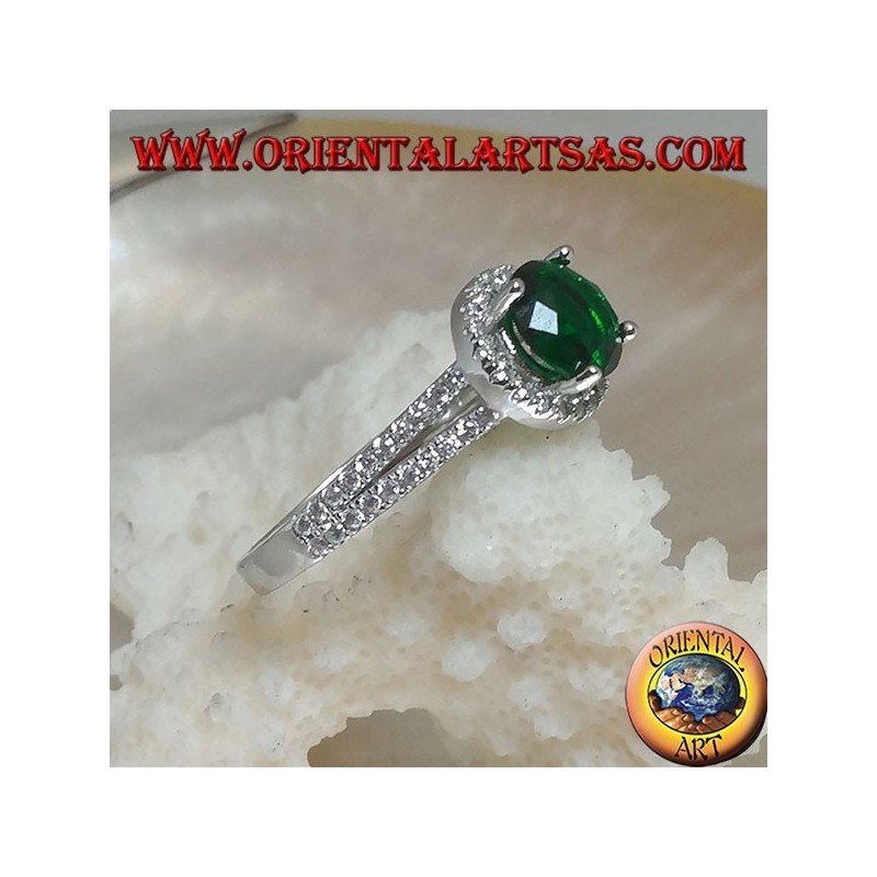 Bague en argent avec émeraude synthétique ronde sertie de zircons en relief