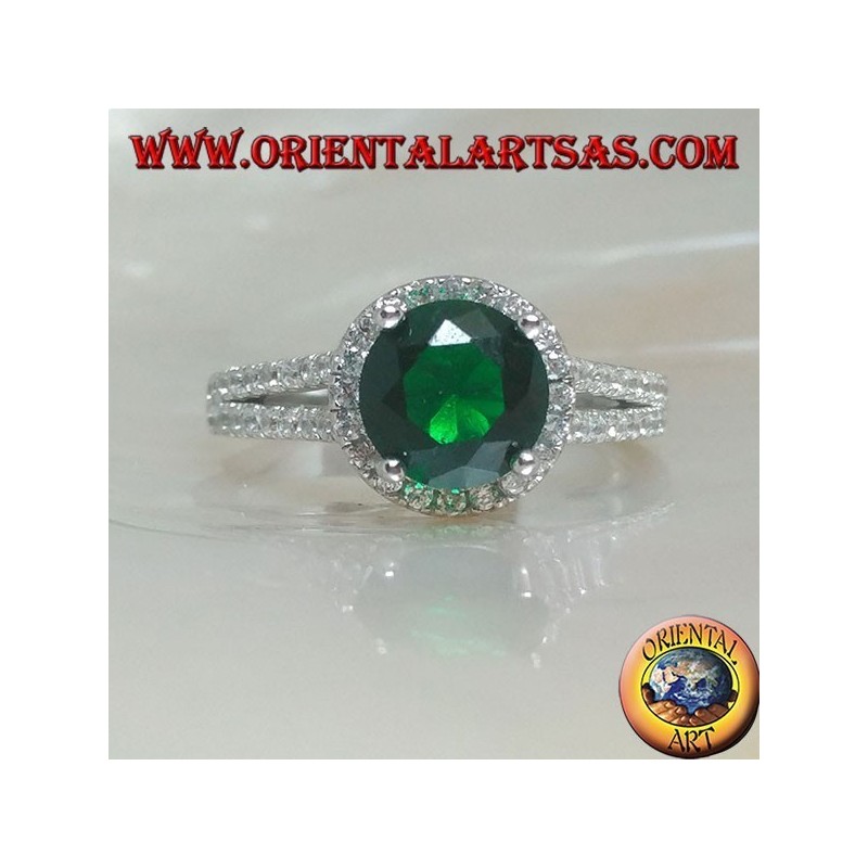Anillo de plata con un conjunto redondo de esmeralda sintética rodeado de circonitas en relieve