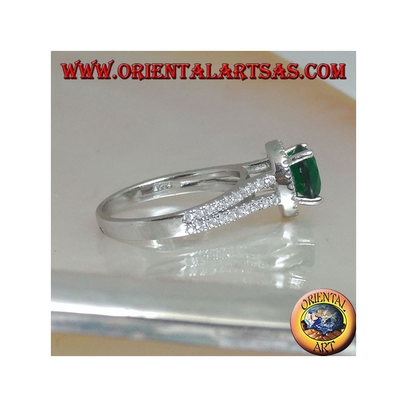 Anello in argento con smeraldo sintetico tondo incastonato contornato da zirconi sopraelevato