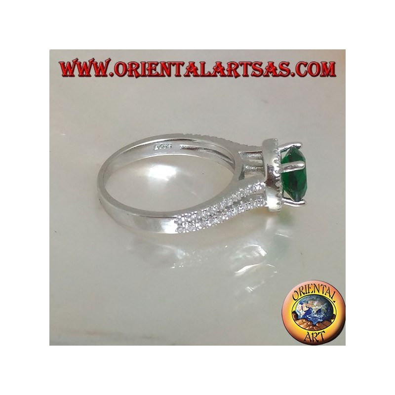Bague en argent avec émeraude synthétique ronde sertie de zircons en relief