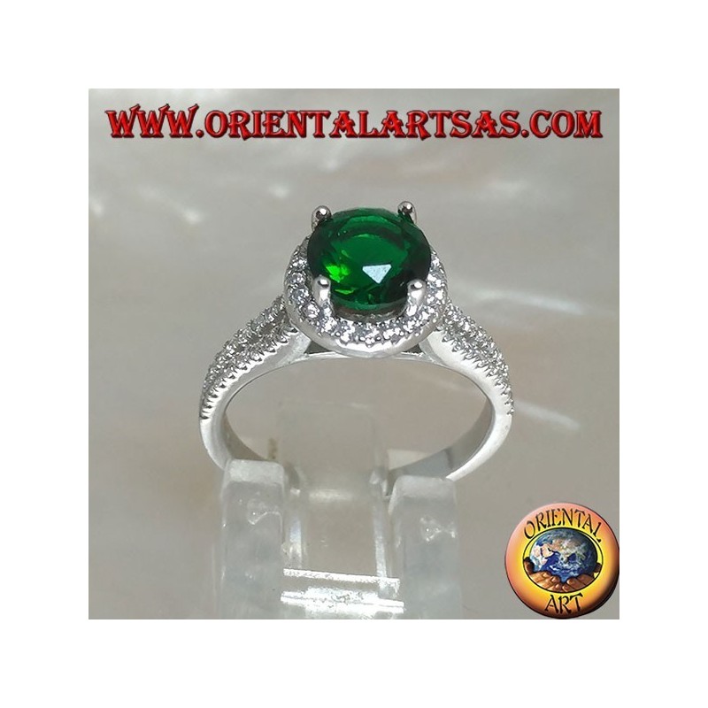 Anillo de plata con un conjunto redondo de esmeralda sintética rodeado de circonitas en relieve