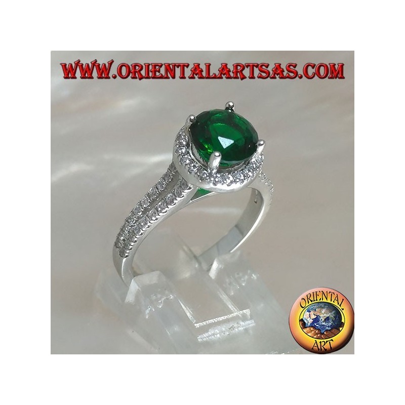 Anillo de plata con un conjunto redondo de esmeralda sintética rodeado de circonitas en relieve