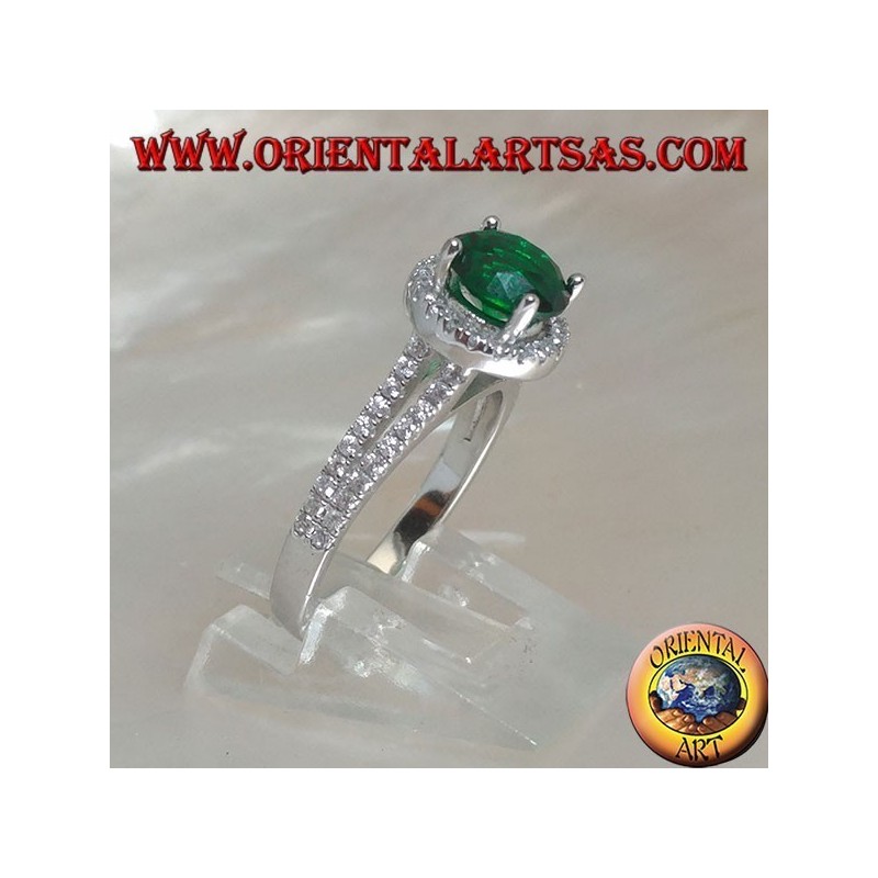 Anello in argento con smeraldo sintetico tondo incastonato contornato da zirconi sopraelevato