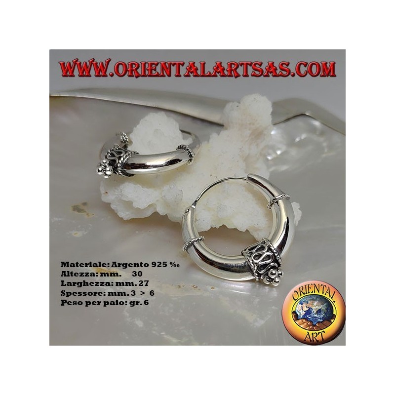 Orecchini in argento a cerchio liscio con decorazione centrale a serpentina e palline da 30 mm