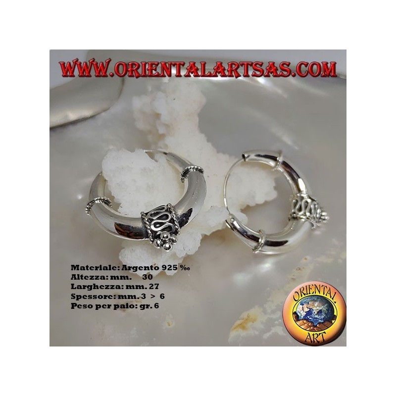 Orecchini in argento a cerchio liscio con decorazione centrale a serpentina e palline da 30 mm