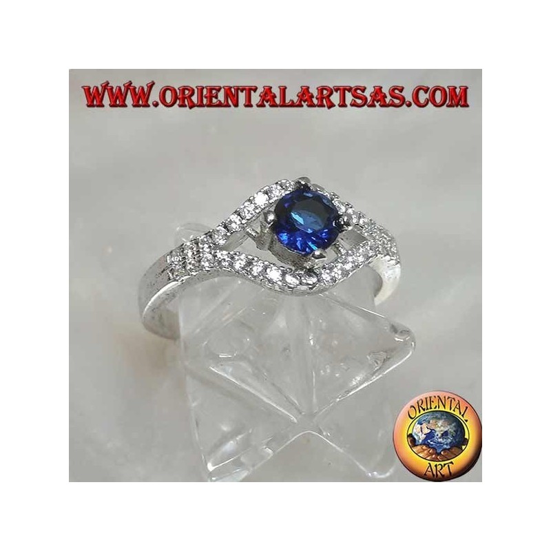 Anillo de plata en forma de ojo con un conjunto de zafiros sintéticos redondos y circonitas de contorno