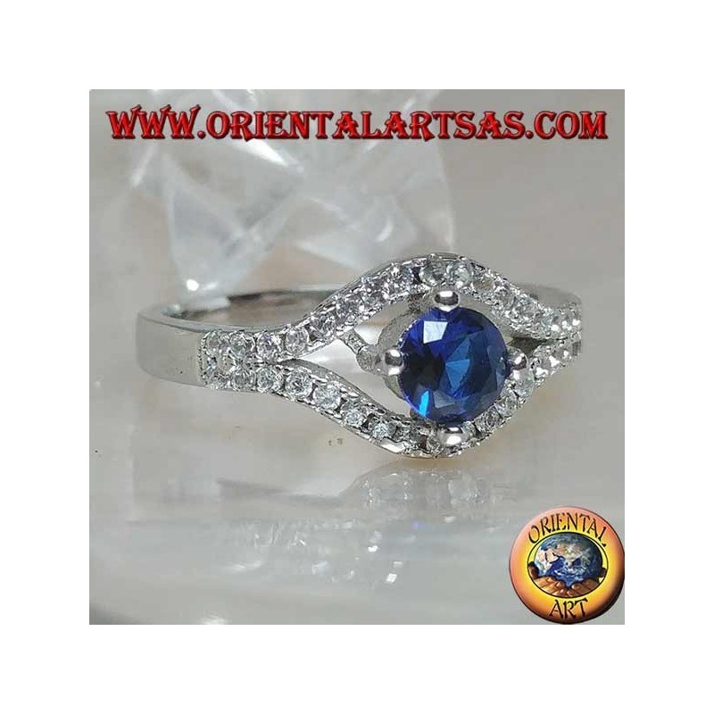 Anello in argento a forma di occhio con zaffiro sintetico tondo incastonato e zirconi a contorno