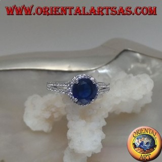 Anillo de plata con un conjunto redondo de zafiro sintético rodeado de circonitas en relieve