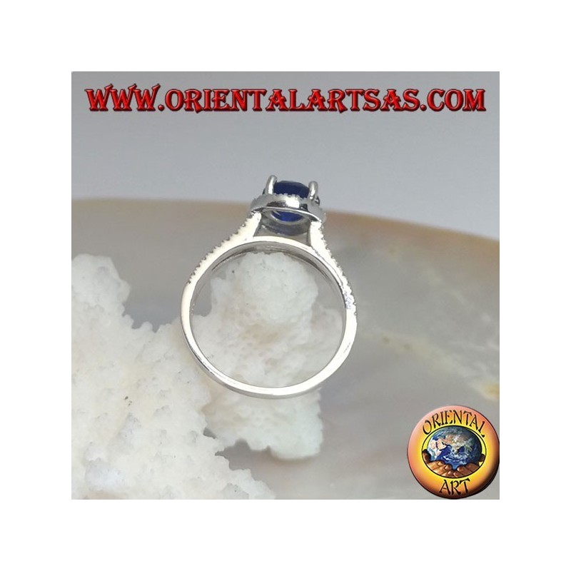 Bague en argent avec saphir synthétique rond sertie de zircons en relief