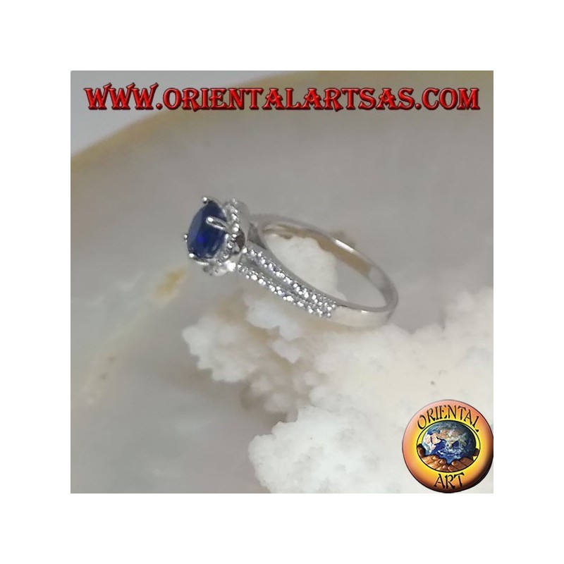 Bague en argent avec saphir synthétique rond sertie de zircons en relief