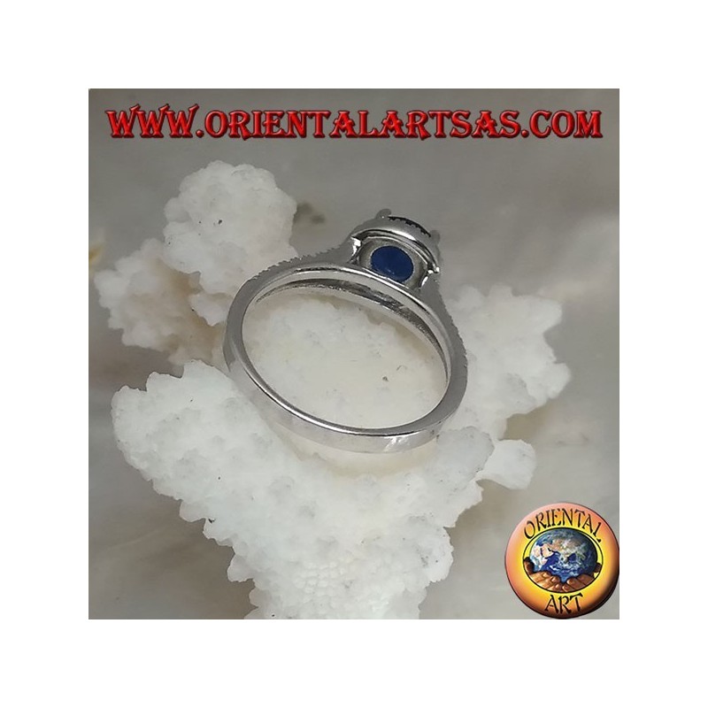 Anello in argento con zaffiro sintetico tondo incastonato contornato da zirconi sopraelevato