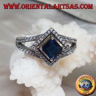 Bague en argent à deux rangées de zircone cubique avec saphir synthétique carré rhomboïde entouré de zircone cubique