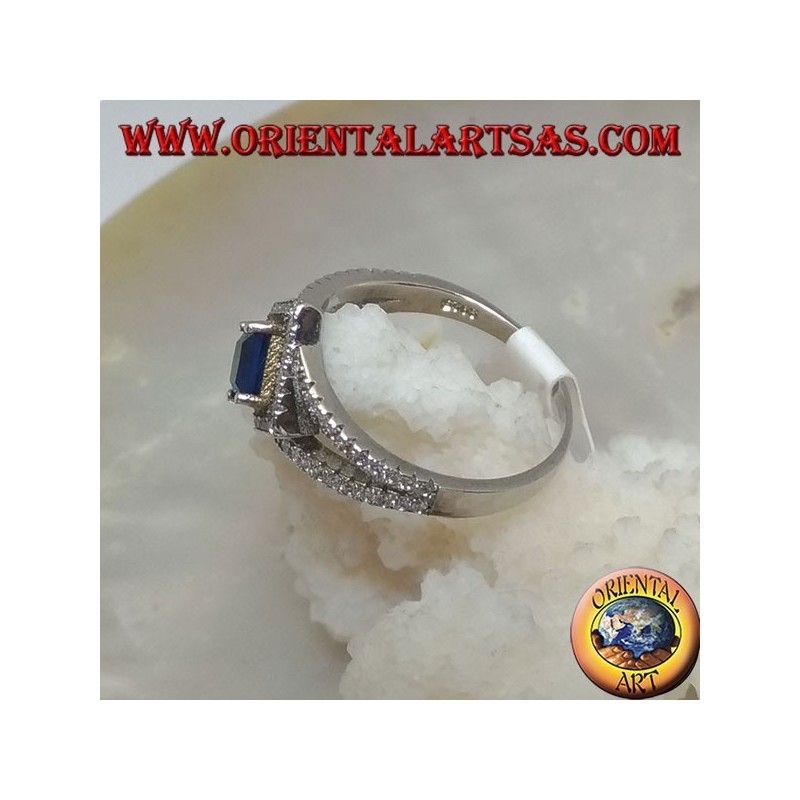 Bague en argent à deux rangées de zircone cubique avec saphir synthétique carré rhomboïde entouré de zircone cubique