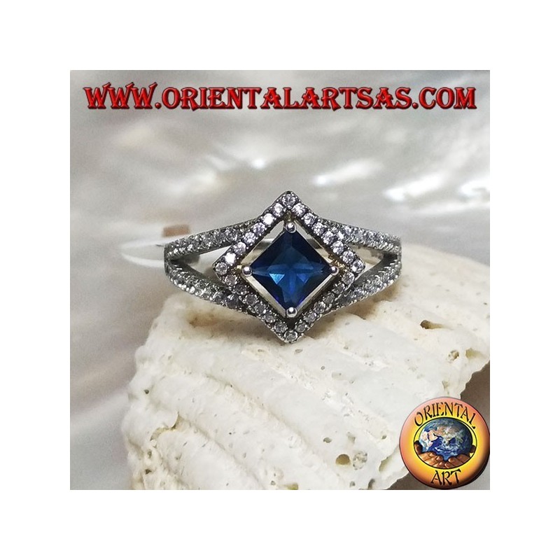 Bague en argent à deux rangées de zircone cubique avec saphir synthétique carré rhomboïde entouré de zircone cubique