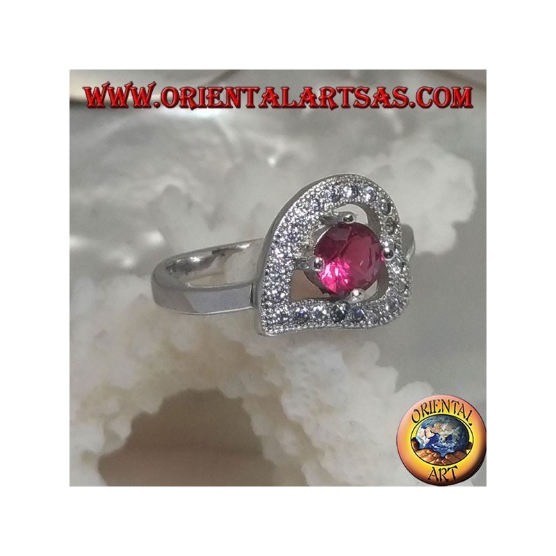 Anillo de plata en forma de corazón horizontal con un conjunto de rubí redondo sintético rodeado de circonitas