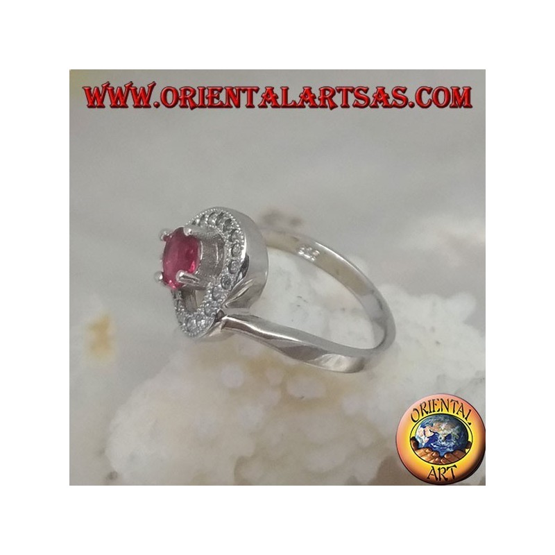 Anillo de plata en forma de corazón horizontal con un conjunto de rubí redondo sintético rodeado de circonitas